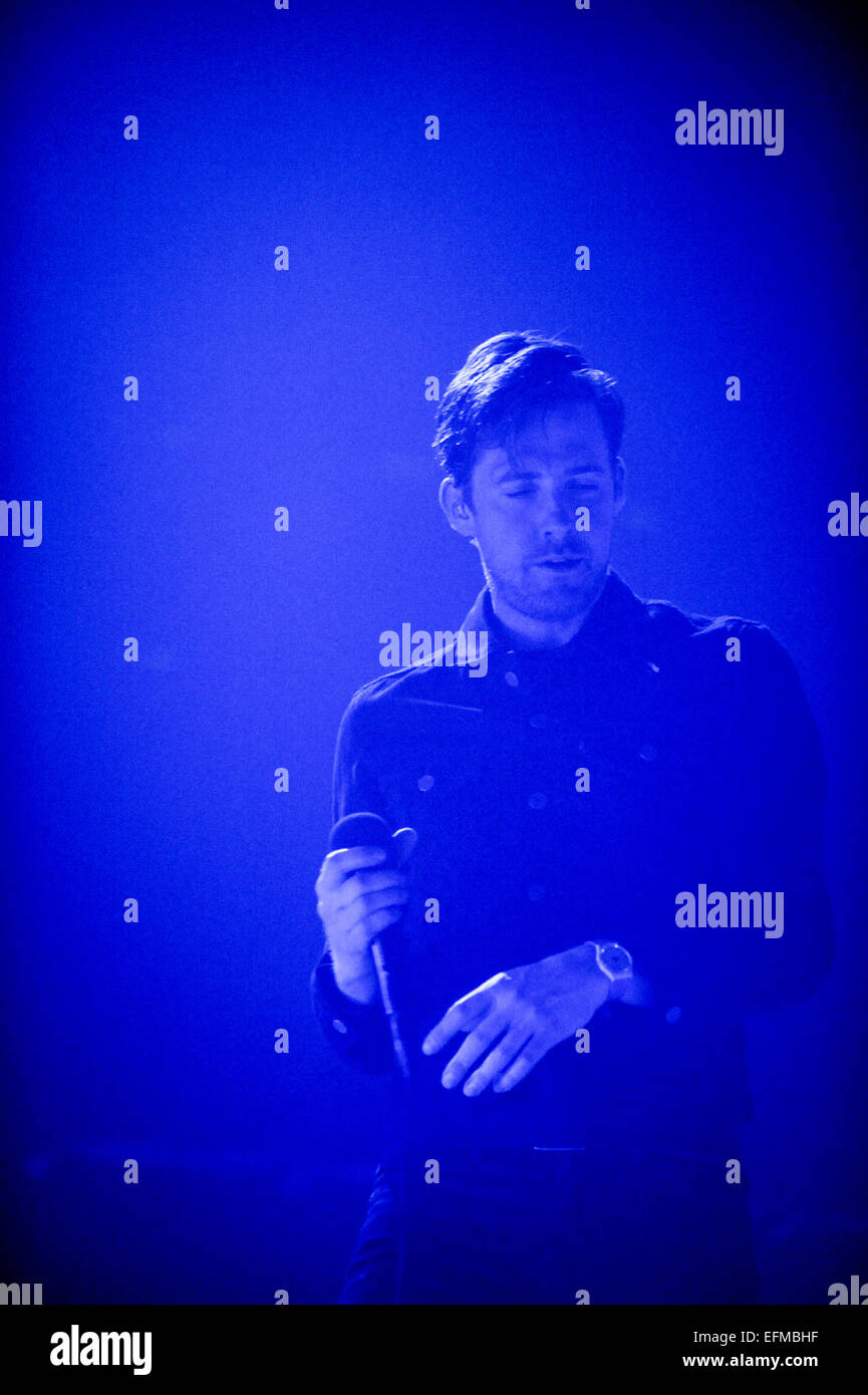Wolverhampton, Regno Unito. Il 6 febbraio, 2015. Il Kaiser Chiefs live a Wolverhampton Civic Hall, Ricky Wilson esegue ed è sul fuoco. Credito: Malcolm Brice/Alamy Live News Foto Stock