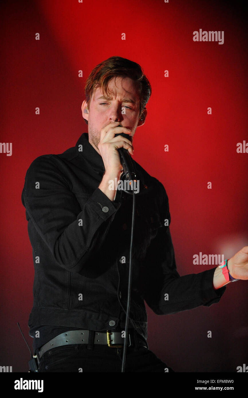 Wolverhampton, Regno Unito. Il 6 febbraio, 2015. Il Kaiser Chiefs live a Wolverhampton Civic Hall, Ricky Wilson esegue ed è sul fuoco. Credito: Malcolm Brice/Alamy Live News Foto Stock
