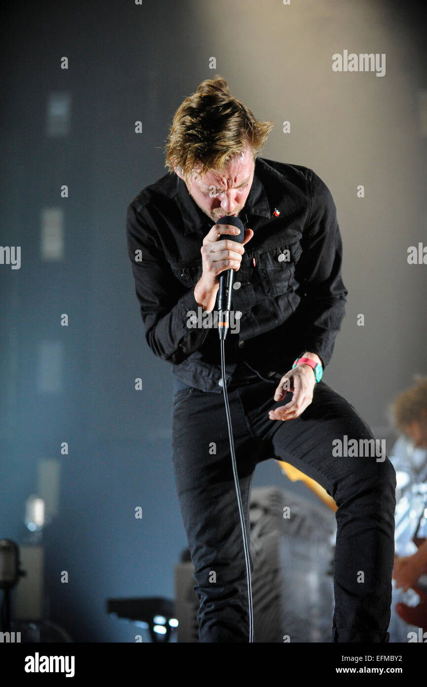 Wolverhampton, Regno Unito. Il 6 febbraio, 2015. Il Kaiser Chiefs live a Wolverhampton Civic Hall, Ricky Wilson esegue ed è sul fuoco. Credito: Malcolm Brice/Alamy Live News Foto Stock