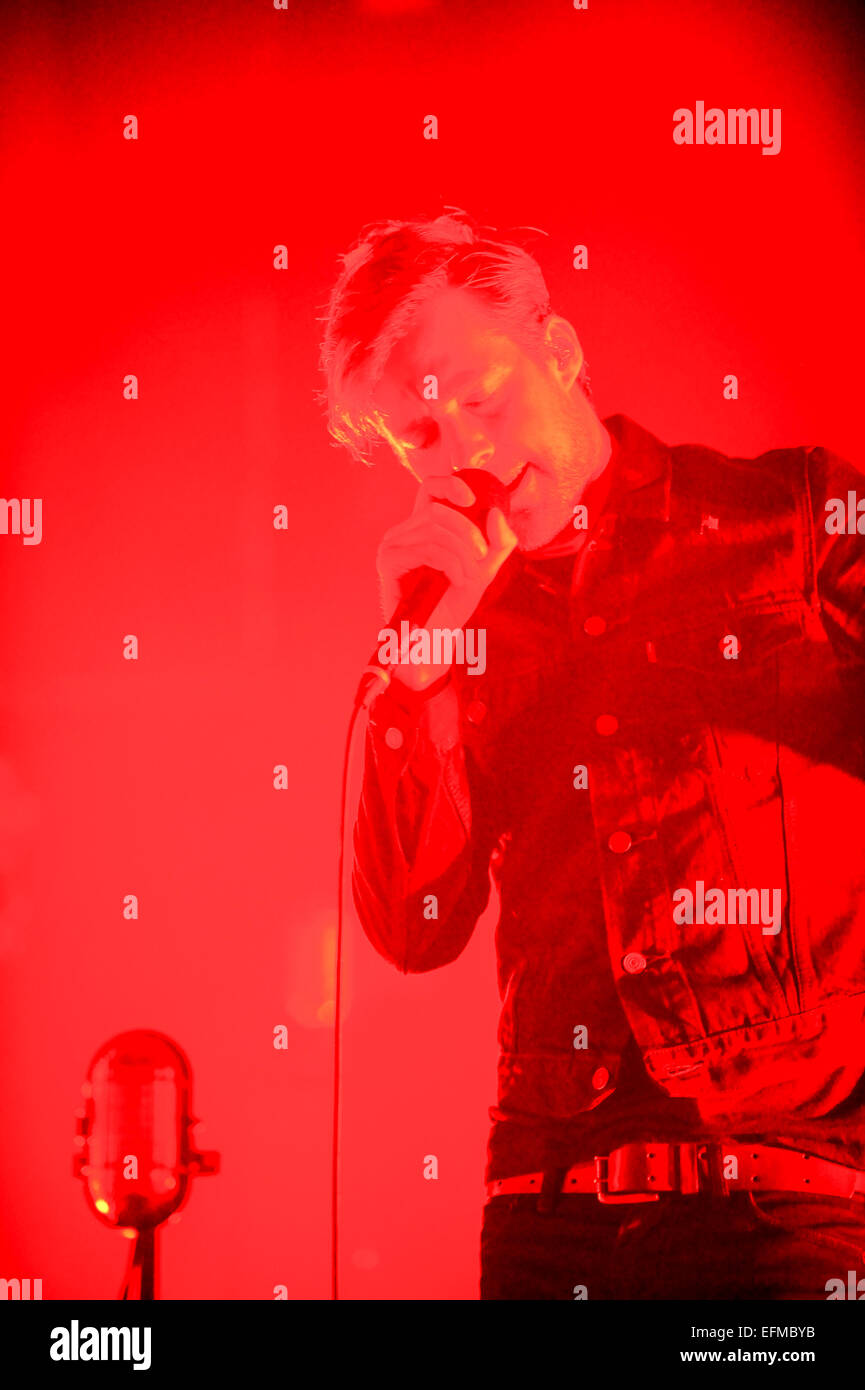 Wolverhampton, Regno Unito. Il 6 febbraio, 2015. Il Kaiser Chiefs live a Wolverhampton Civic Hall, Ricky Wilson esegue ed è sul fuoco. Credito: Malcolm Brice/Alamy Live News Foto Stock