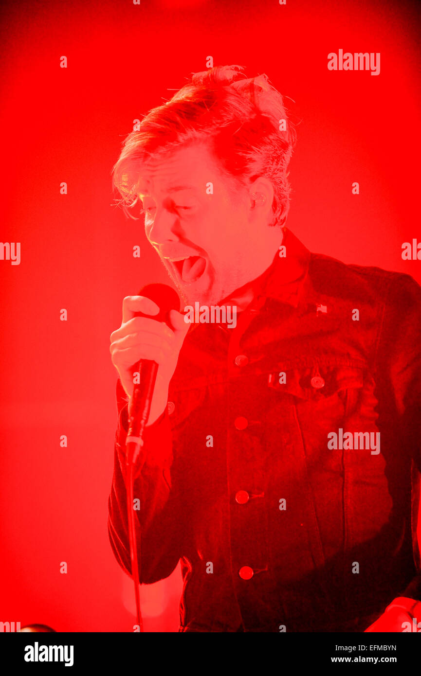 Wolverhampton, Regno Unito. Il 6 febbraio, 2015. Il Kaiser Chiefs live a Wolverhampton Civic Hall, Ricky Wilson esegue ed è sul fuoco. Credito: Malcolm Brice/Alamy Live News Foto Stock