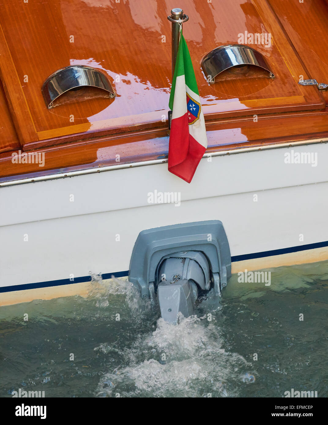 Bandiera italiana pendente dal retro di un movimento di acqua taxi Venezia Veneto Italia Europa Foto Stock