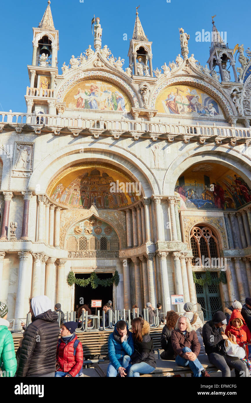 Mosaici al di sopra della facciata ovest del XII secolo la Basilica di San Marco Venezia Veneto Italia Europa Foto Stock