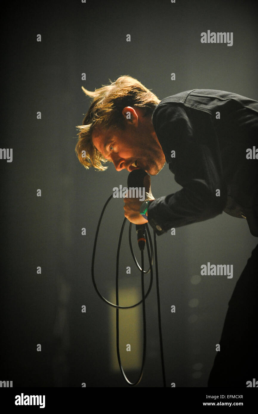 Wolverhampton, Regno Unito. Il 6 febbraio, 2015. Il Kaiser Chiefs live a Wolverhampton Civic Hall, Ricky Wilson esegue ed è sul fuoco. Credito: Malcolm Brice/Alamy Live News Foto Stock