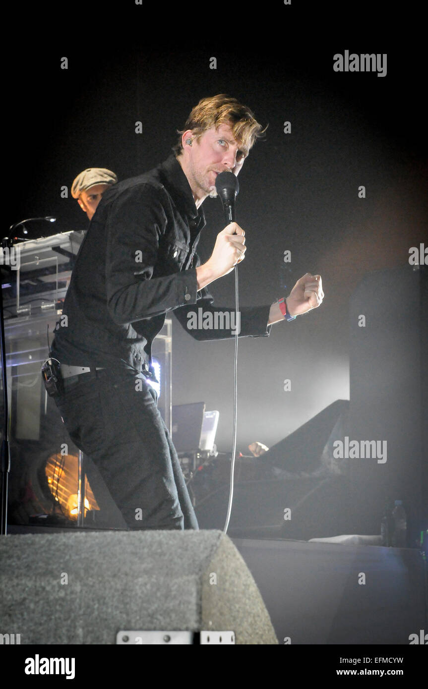 Wolverhampton, Regno Unito. Il 6 febbraio, 2015. Il Kaiser Chiefs live a Wolverhampton Civic Hall, Ricky Wilson esegue ed è sul fuoco. Credito: Malcolm Brice/Alamy Live News Foto Stock