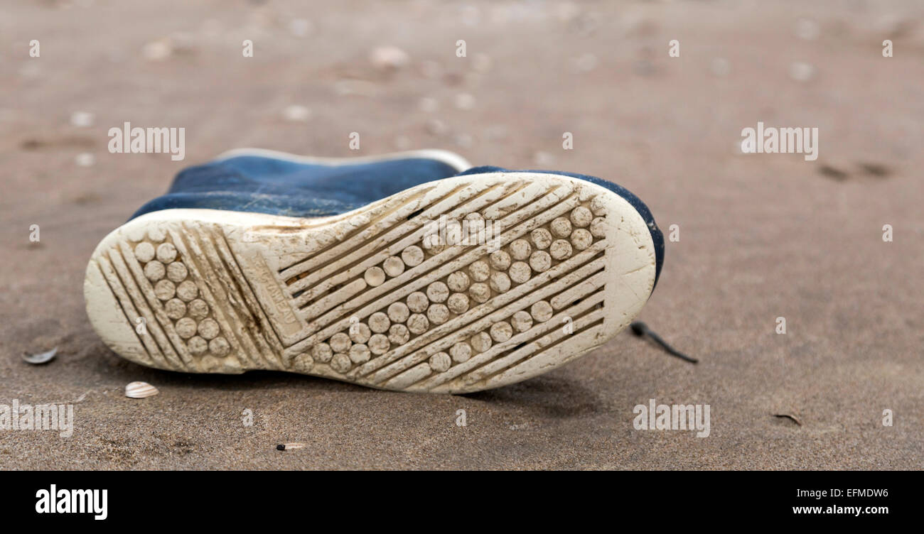 Ancora in vita: un gumboot, lavato a terra, sulla spiaggia di Katwijk aan Zee, South Holland, Paesi Bassi. Foto Stock