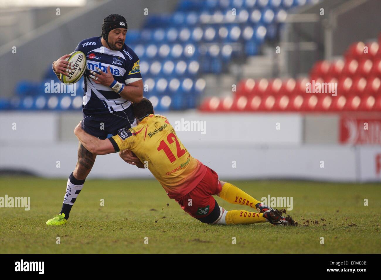 Vendita, UK. 07 feb 2015. LV di Rugby. Vendita squali versus Scarlets. Vendita centro squali Sam Tuitupou è affrontato da Llanelli Scarlets Centro Adam Warren. Credito: Azione Sport Plus/Alamy Live News Foto Stock