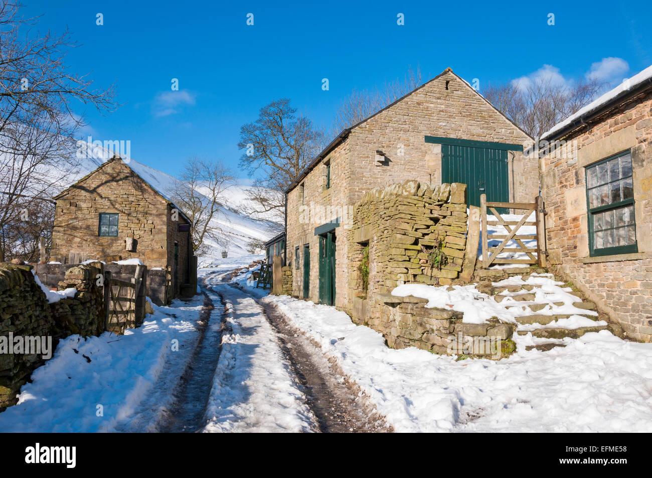 Lee agriturismo vicino a cabina superiore nella valle di Edale. Il percorso di Jacobs ladder su un inverni nevosi giorno. Foto Stock