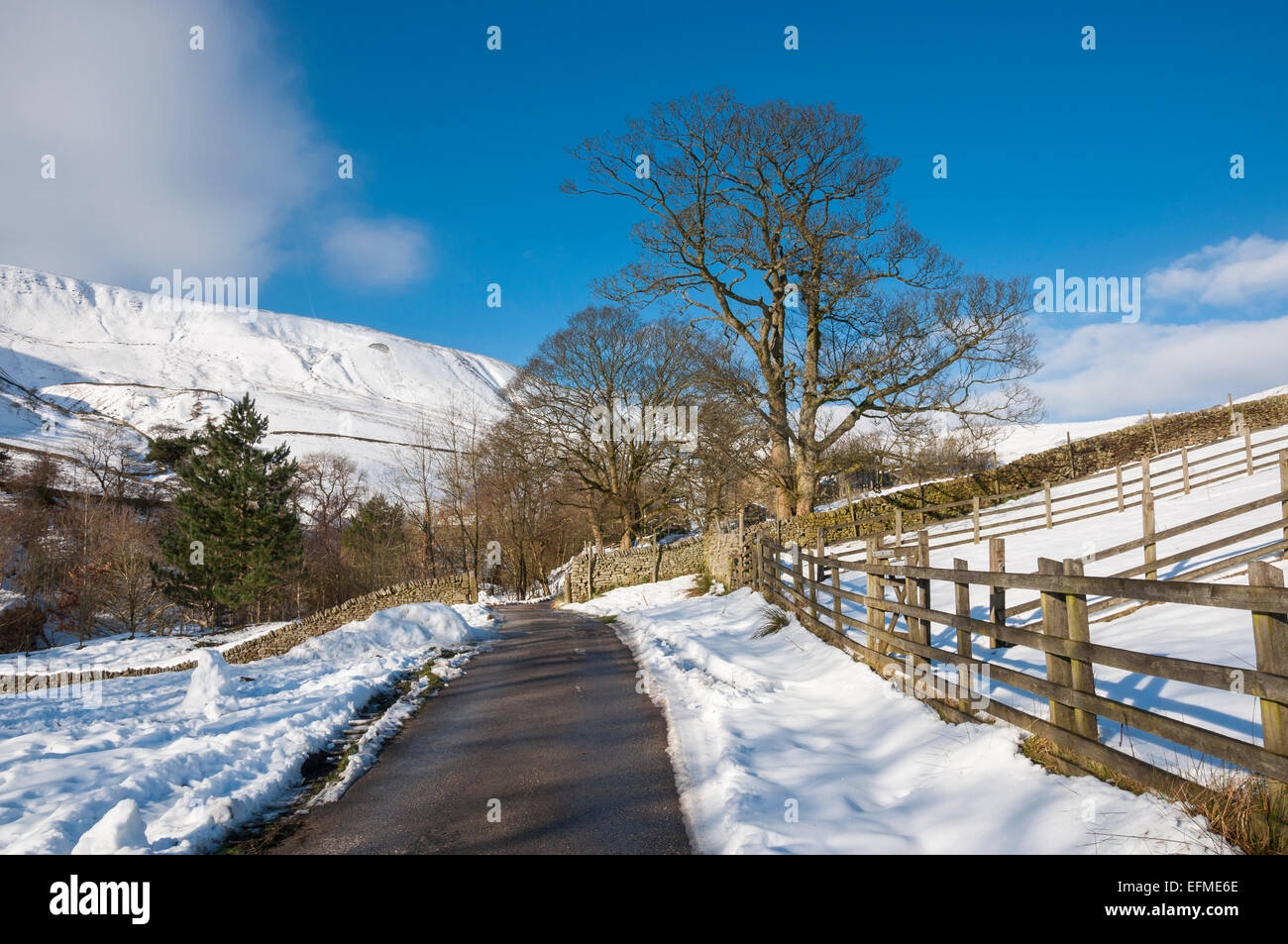 Azienda agricola Via nei pressi di cabina superiore nella valle di Edale, Derbyshire. Un paesaggio innevato. Foto Stock