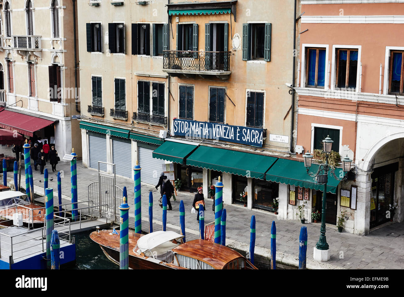 Banner dicendo 'Stop mafia Venezia è sacra" facendo riferimento ai recenti scandali di corruzione canal grande Venezia Veneto Italia Europa Foto Stock