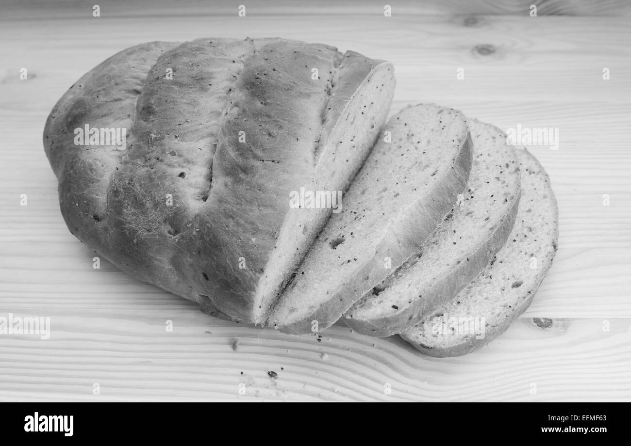 Taglio fresco fette di pane seminate ventaglio da una nuova focaccia - elaborazione monocromatica Foto Stock