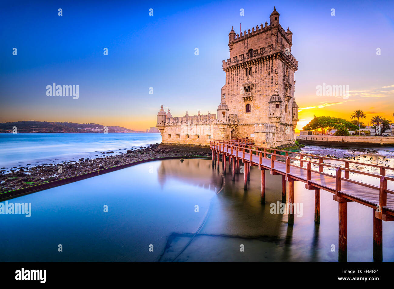 Lisbona Portogallo Presso La Torre Di Belem Sul Fiume Tago Foto Stock Alamy