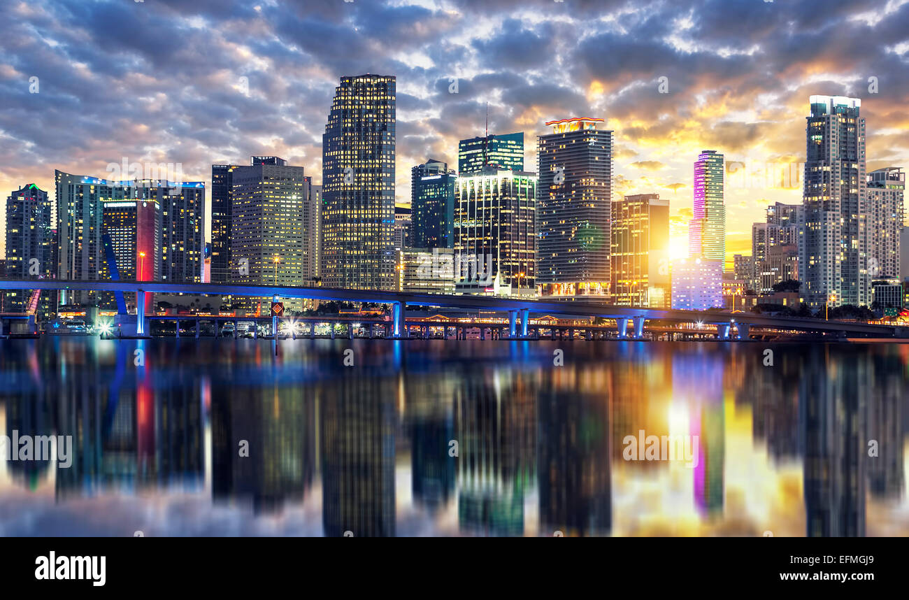 Vista degli edifici di Miami al tramonto, STATI UNITI D'AMERICA Foto Stock