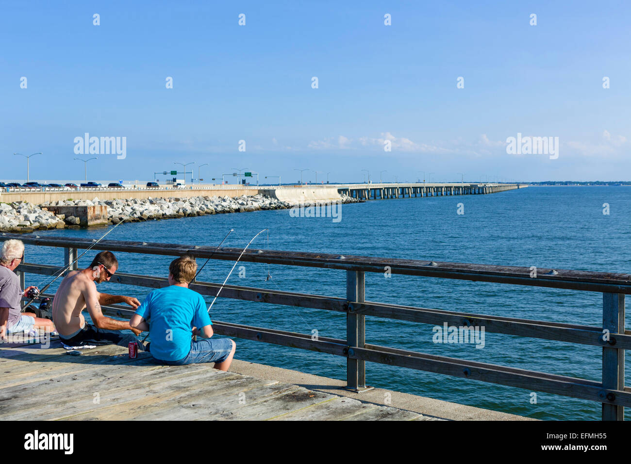 La pesca del molo sul mare Isola di gabbiano, una parte del 23 miglio lungo la Chesapeake Bay Bridge-Tunnel, con una porzione del ponte leadi Foto Stock