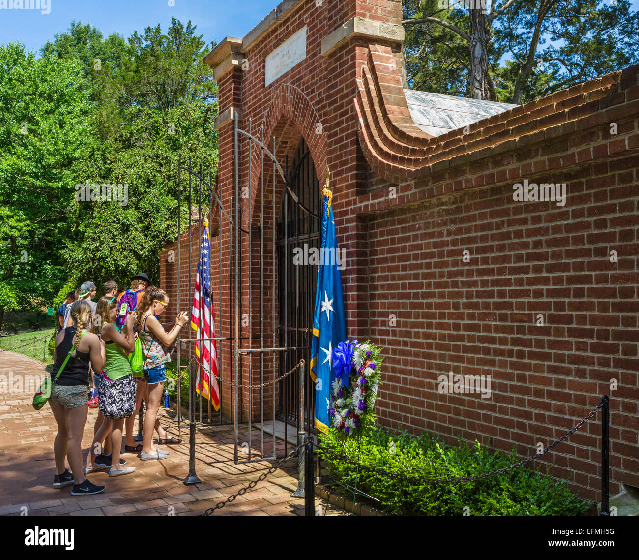 I turisti scattano fotografie della tomba di George Washington e sua moglie Martha, Mount Vernon Estate, Virginia, Stati Uniti d'America Foto Stock