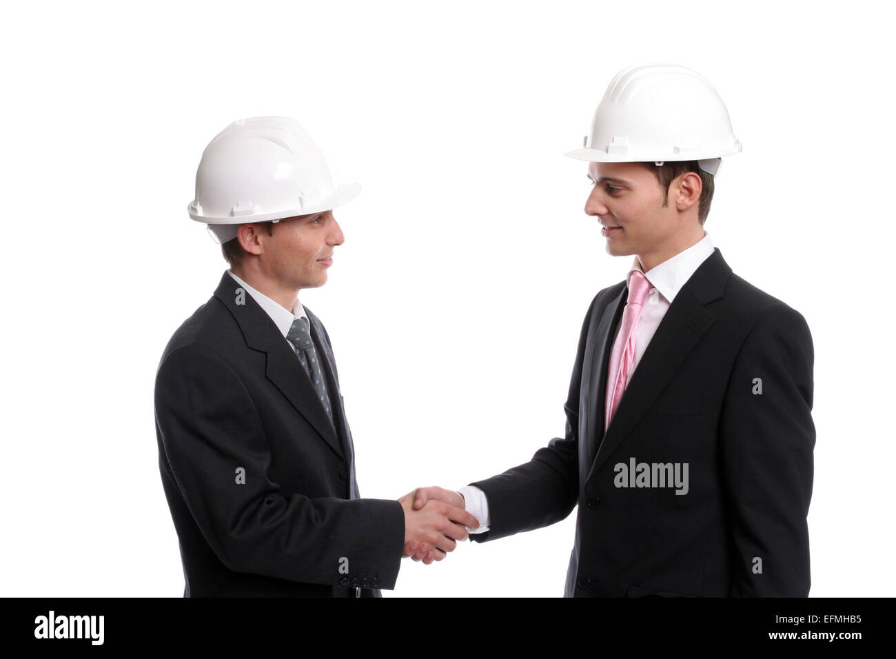Due giovani ingegneri la chiusura di una trattativa, isolato in background Foto Stock