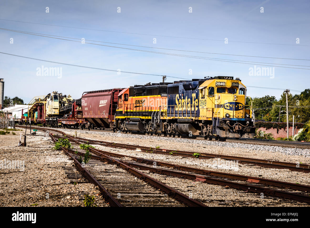 BNSF Electro-Motive GP39-2 #2849 a Santa Fe cofano giallo livrea conduce GP38-2 #2004 in livrea di zucca, Springfield, Missouri Foto Stock