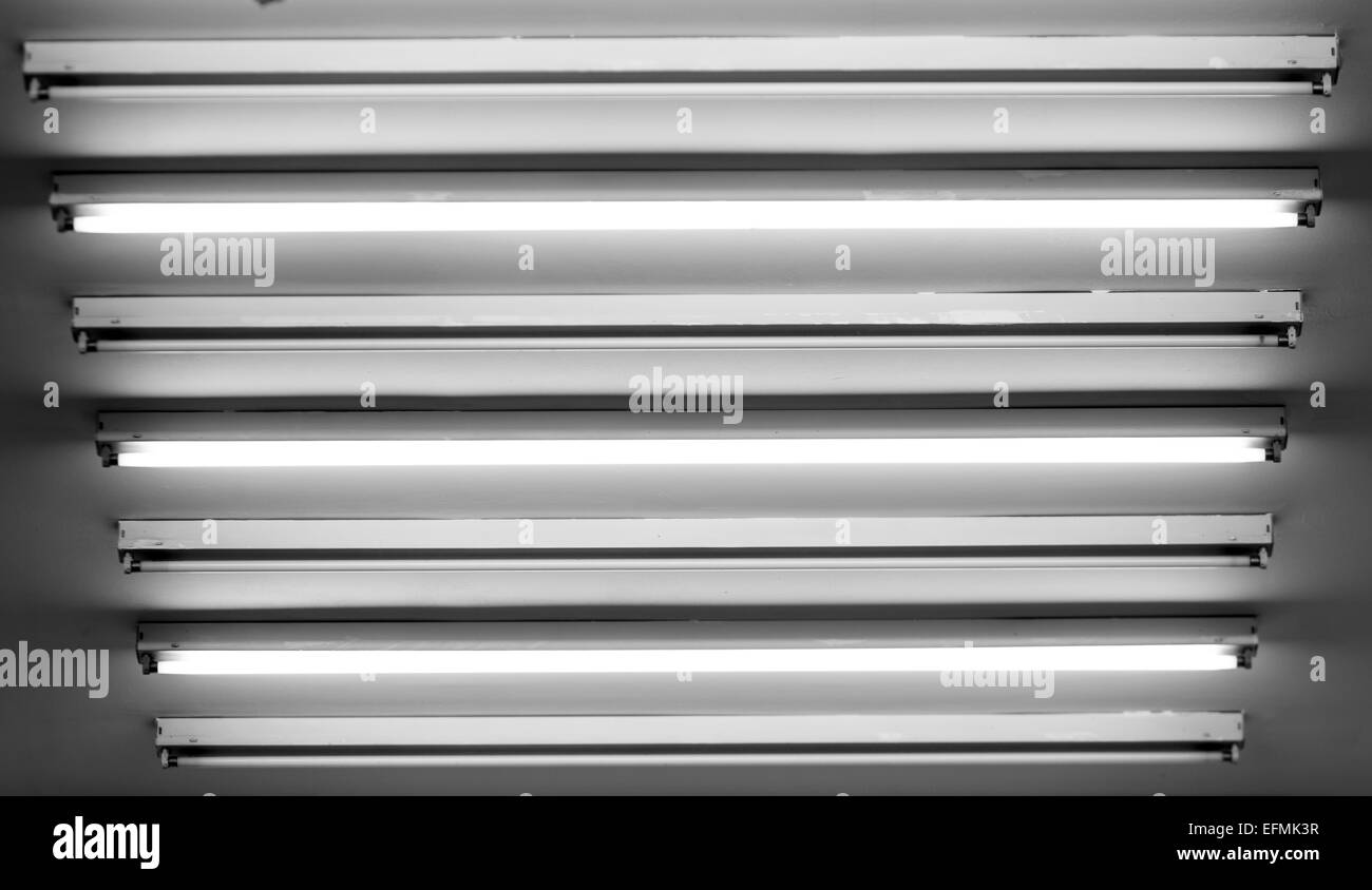 Le lampade fluorescenti sul soffitto. La metà di essi è di lit. Foto Stock Le lampade fluorescenti sul soffitto. La metà di essi è di lit. Foto Stock
