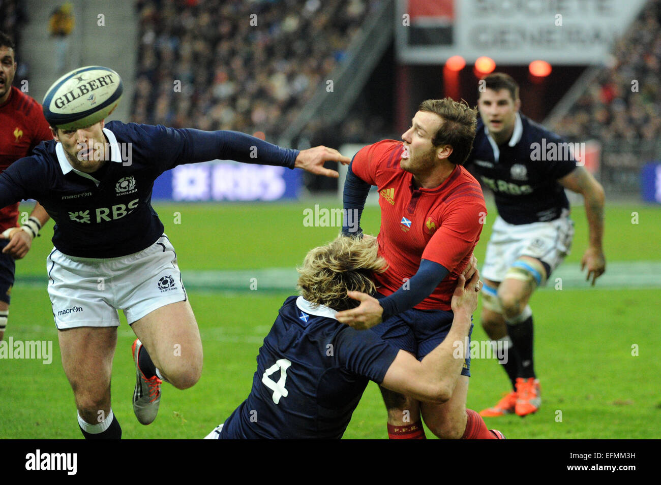 Parigi, Francia. 07 feb 2015. 6 Nazioni Rugby internazionale torneo. Francia contro Scozia. CAMILLE LOPEZ (fra) portato giù dalla Scottish pack Credito: Azione Sport Plus/Alamy Live News Foto Stock