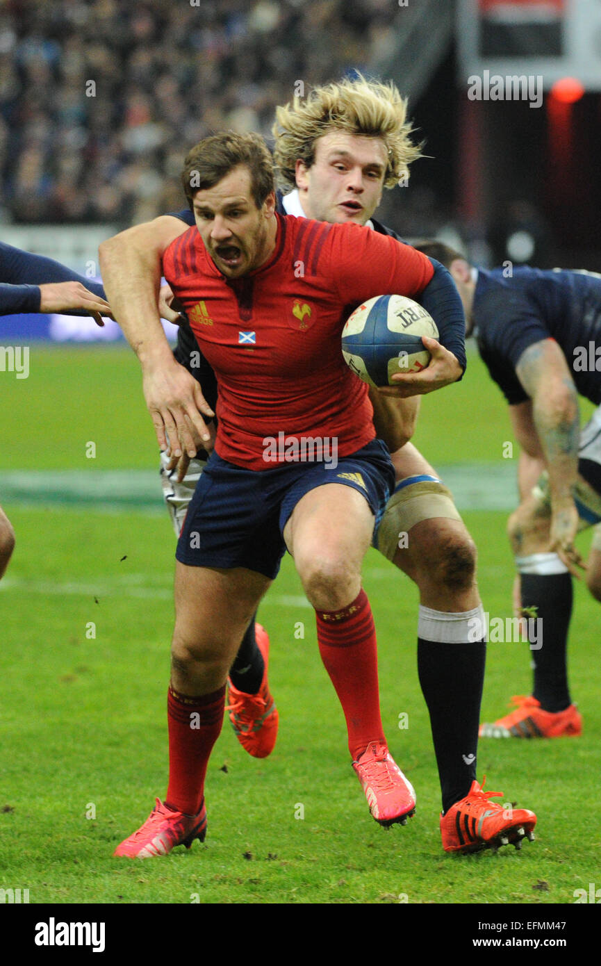 Parigi, Francia. 07 feb 2015. 6 Nazioni Rugby internazionale torneo. Francia contro Scozia. CAMILLE LOPEZ (fra) affrontato dalla richie grigio (SCO) Credito: Azione Sport Plus/Alamy Live News Foto Stock