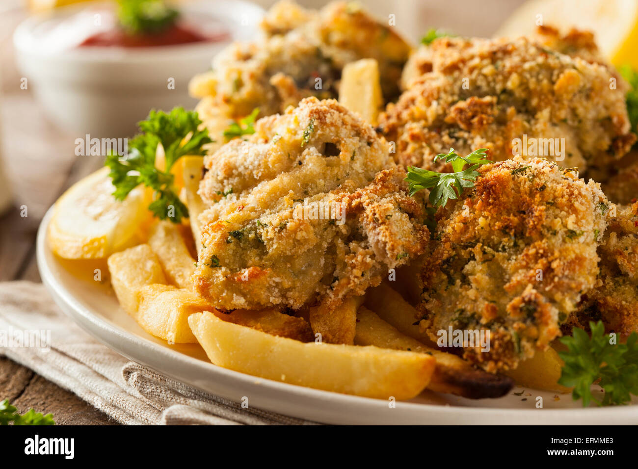 In casa impanati ostriche fritte con patate fritte Foto Stock