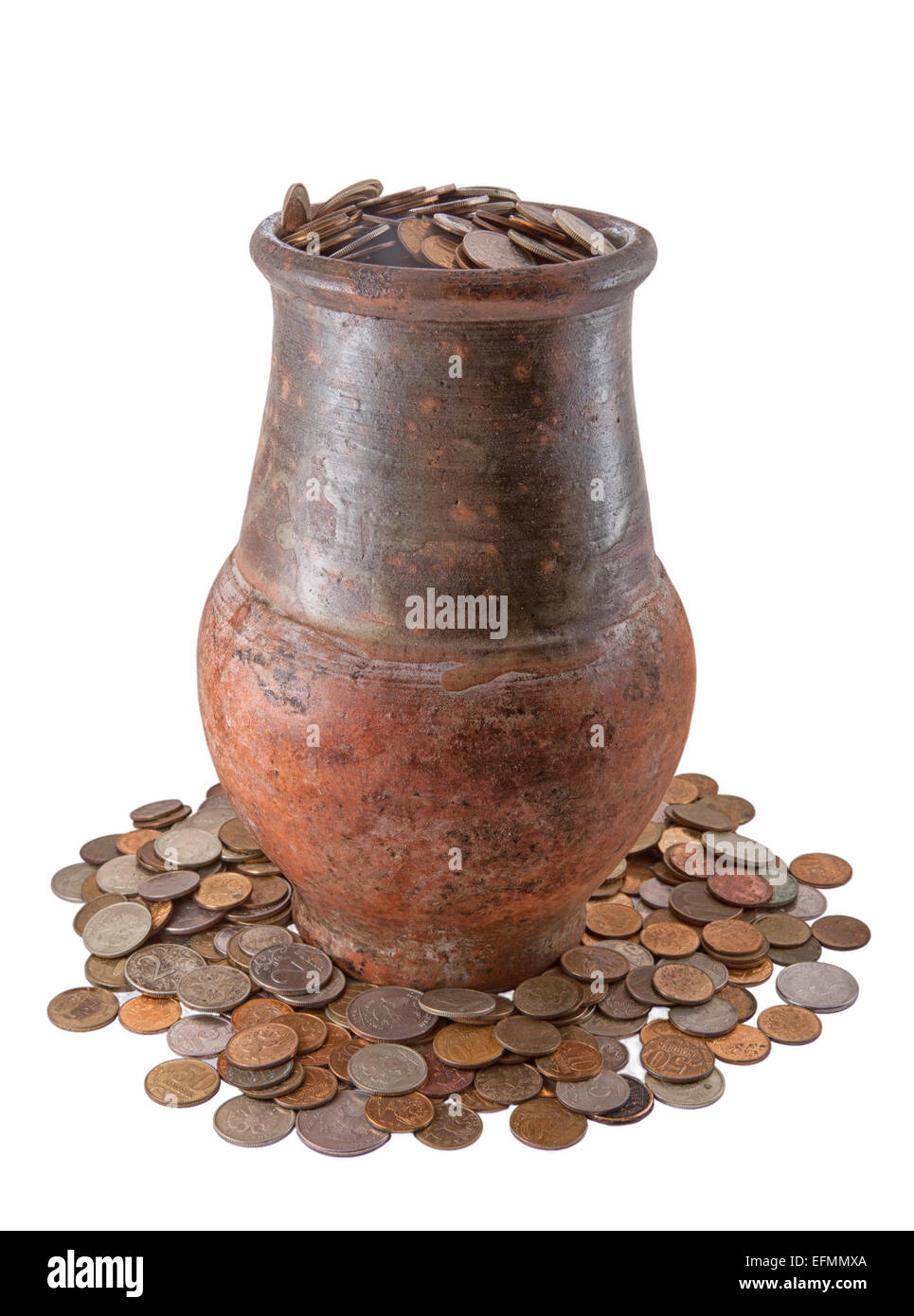 Vecchio vaso con monete diverse su sfondo bianco Foto Stock