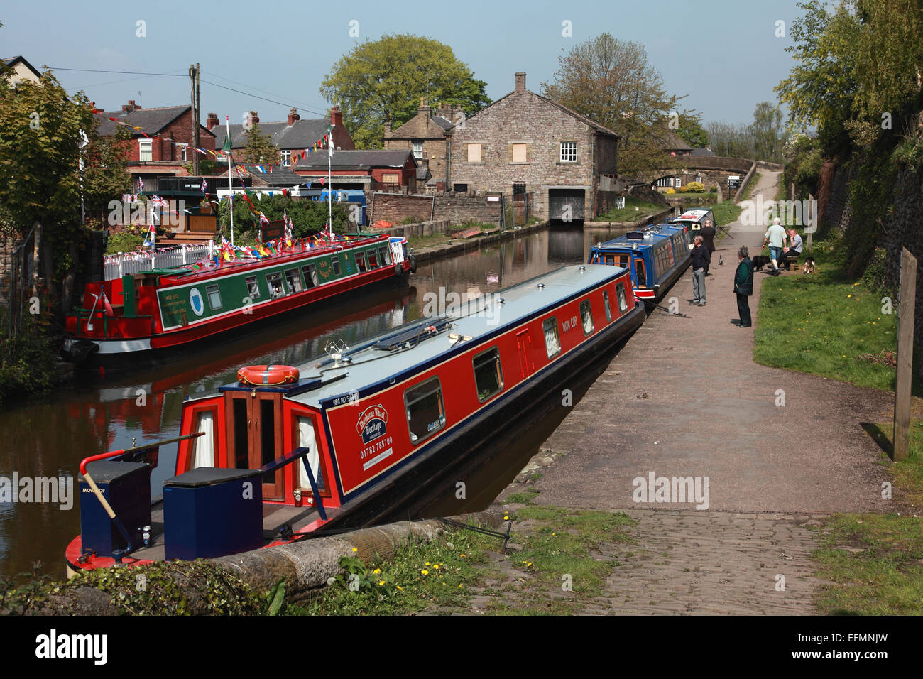 Narrowboats ormeggiato sul canale a Macclesfield appena prima Marple incrocio dove si congiunge con il Peak Forest Canal Foto Stock