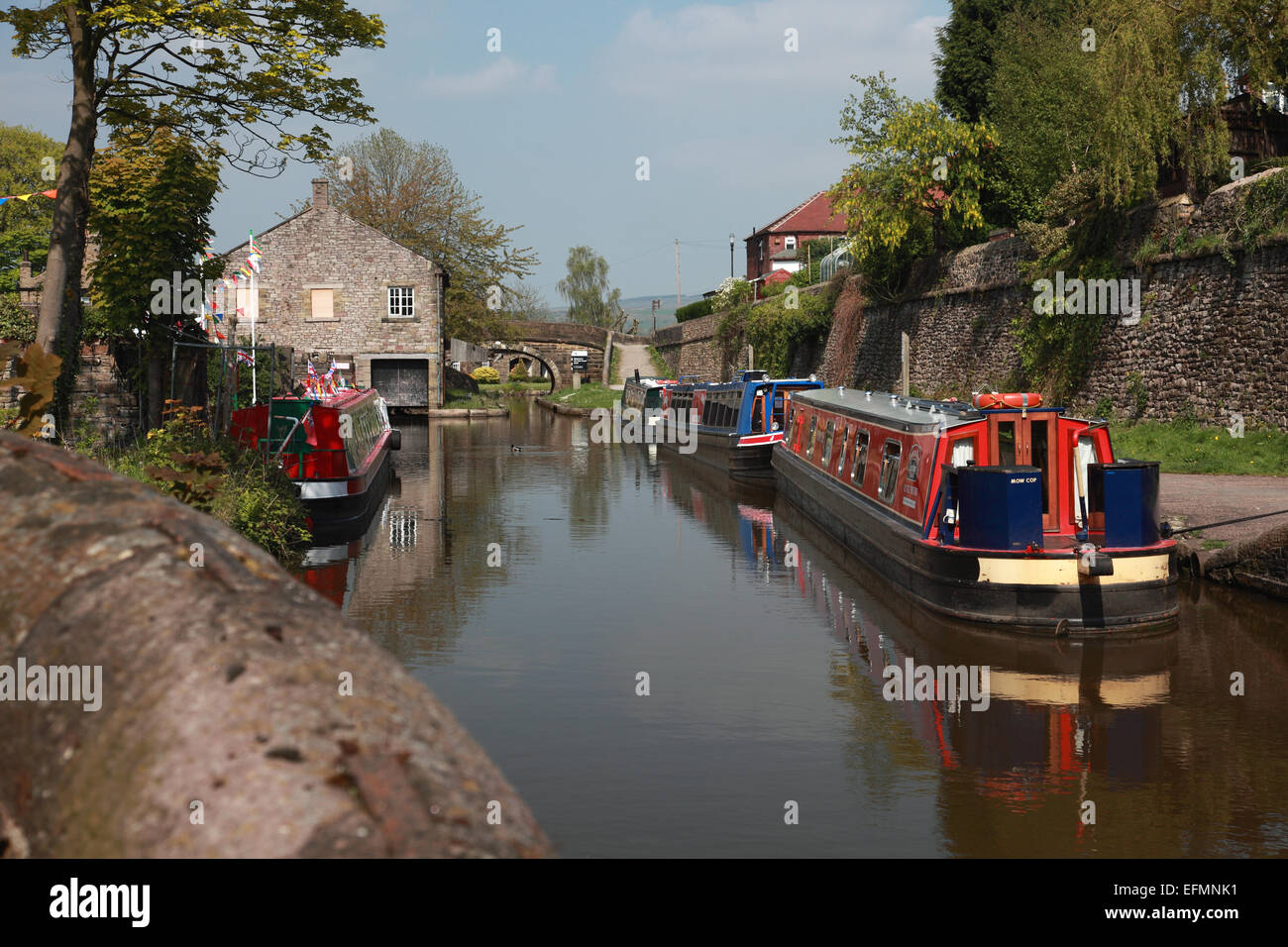Narrowboats ormeggiato sul canale a Macclesfield appena prima Marple incrocio dove si congiunge con il Peak Forest Canal Foto Stock