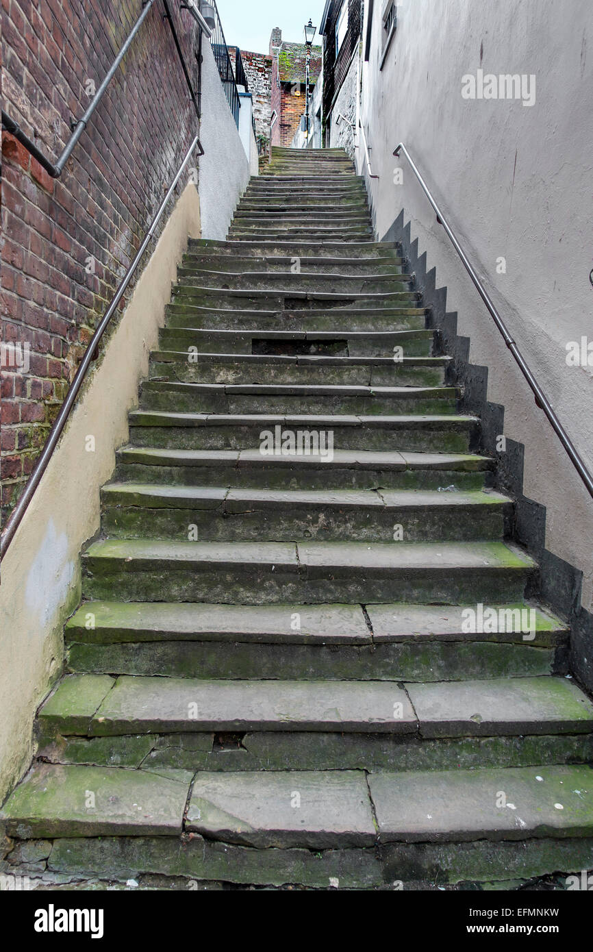 Vecchie scale di pietra scalinata York di gradini di pietra Foto Stock