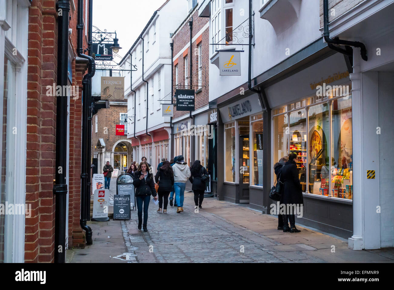 Lo shopping d'inverno Longmarket Canterbury in gennaio Foto Stock