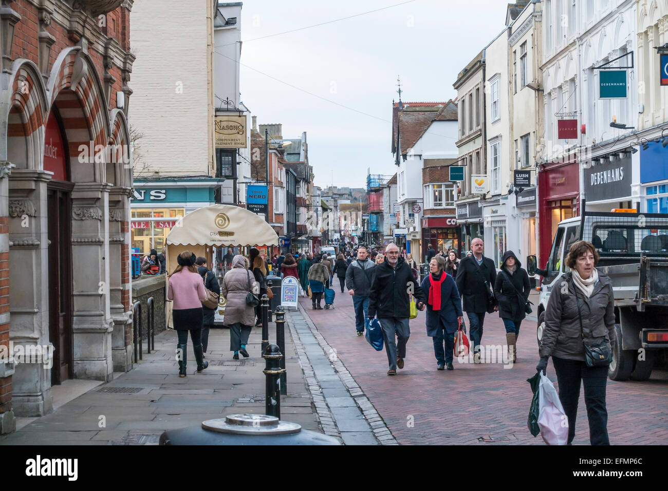 Lo shopping d'inverno High Street Canterbury in gennaio Foto Stock