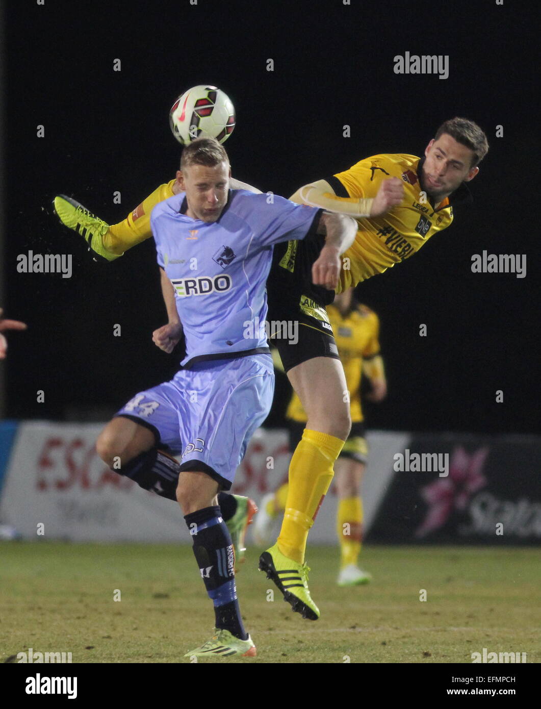 La Manga Club, Spagna. 7 febbraio 2015. Il Copa X: Randers FC (Danimarca) Versus Lillestrom (Norvegia) Nicolai Brock-Madsen (Randers) vince un duello aereo con Lum Rexhepi (Lillestr.) Credito: Tony Henshaw/Alamy Live News Foto Stock