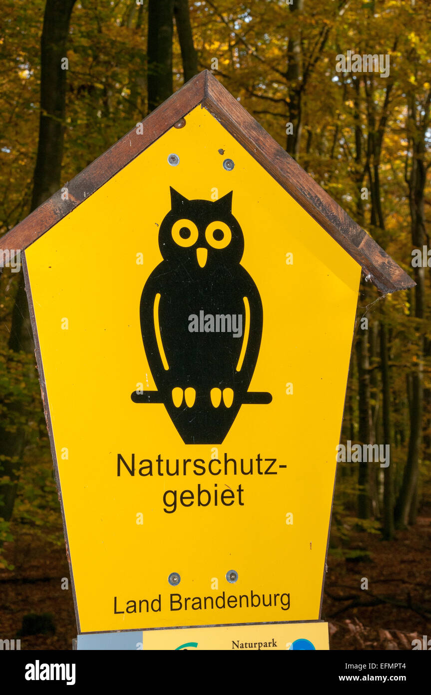 Un giallo-messo a terra il gufo mostra il confine di una riserva naturale in oriente paesi tedesco. Eine Eule auf gelbem Grund weist im Osten Foto Stock