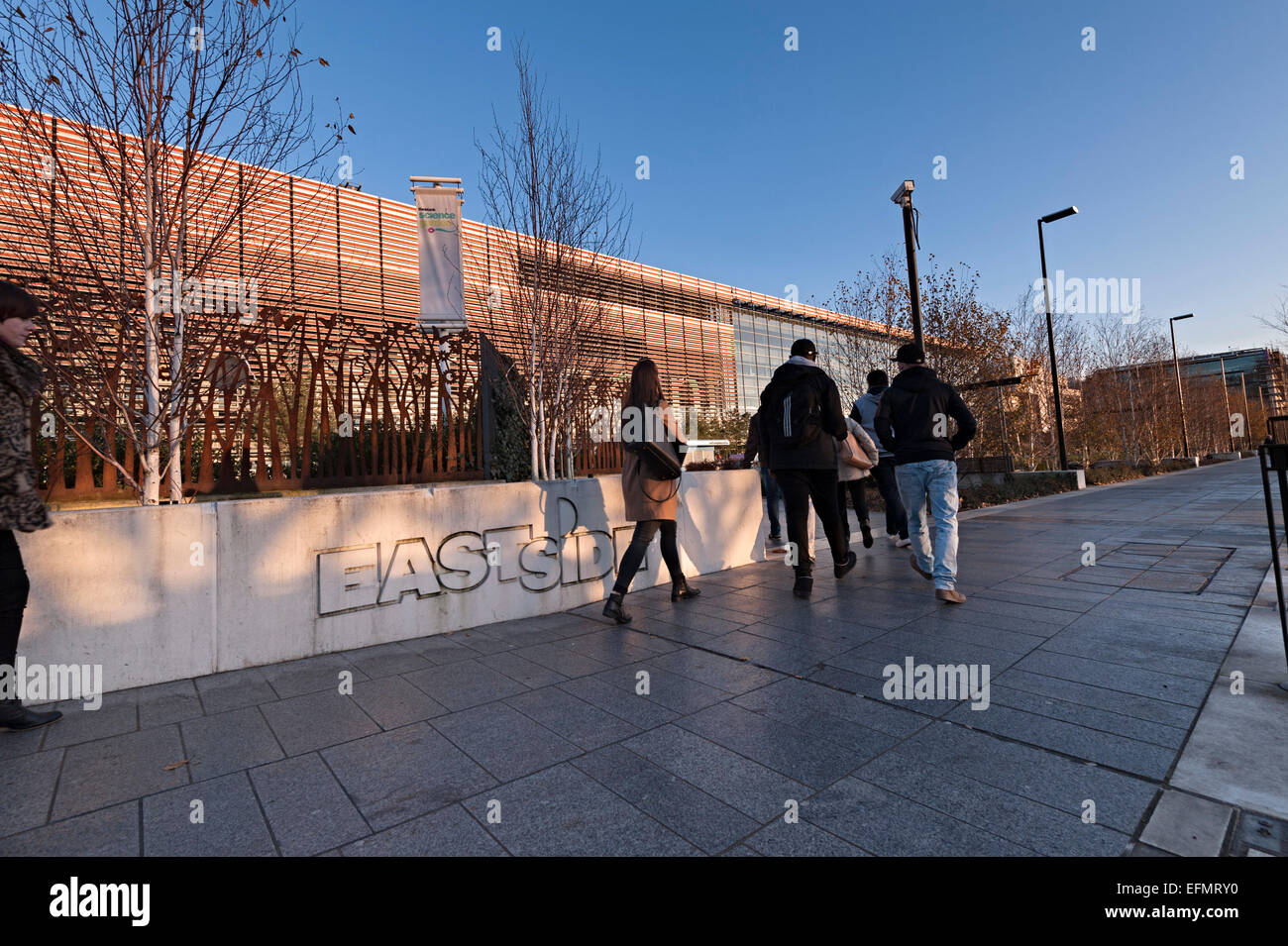 Birmingham City University millennium point campus e nuova adiacente al parco cittadino e millennium point e think tank Foto Stock