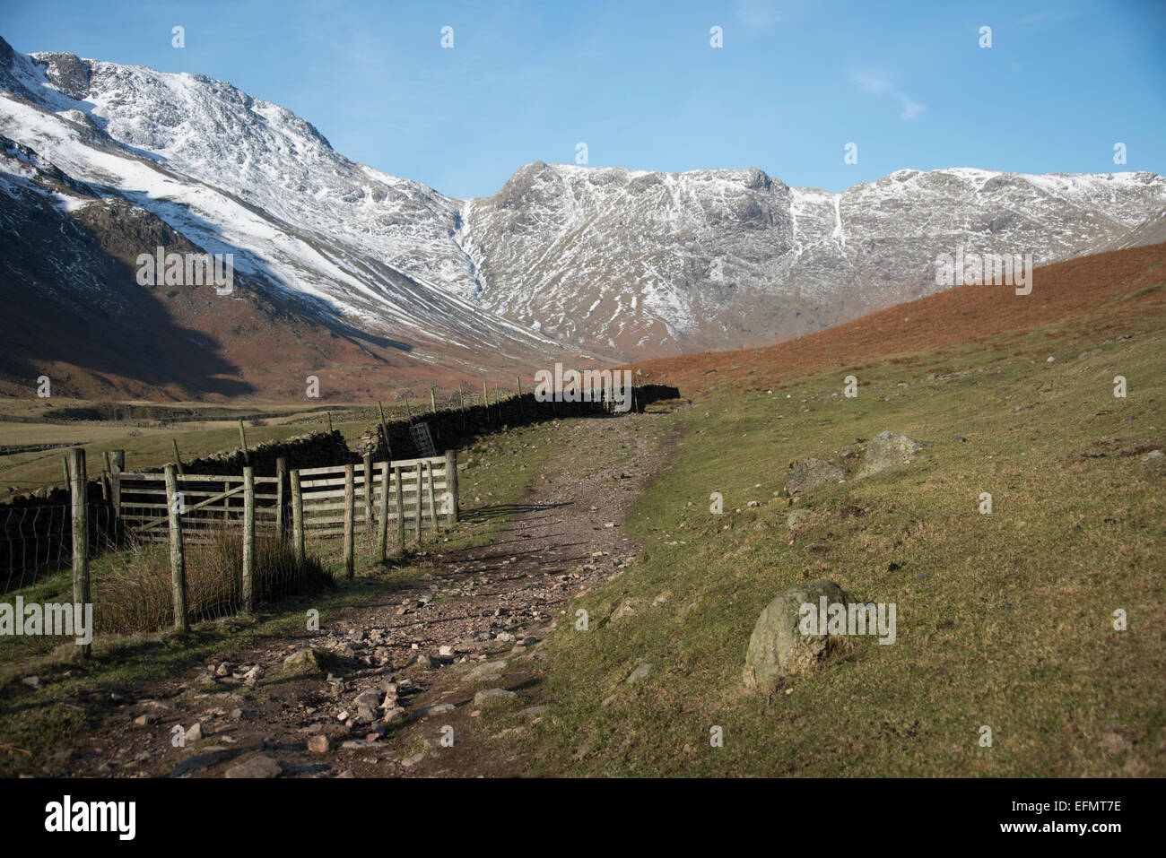 La via che conduce al gioco passano nella parte superiore Langdale Valley, Lake District inglese. Foto Stock