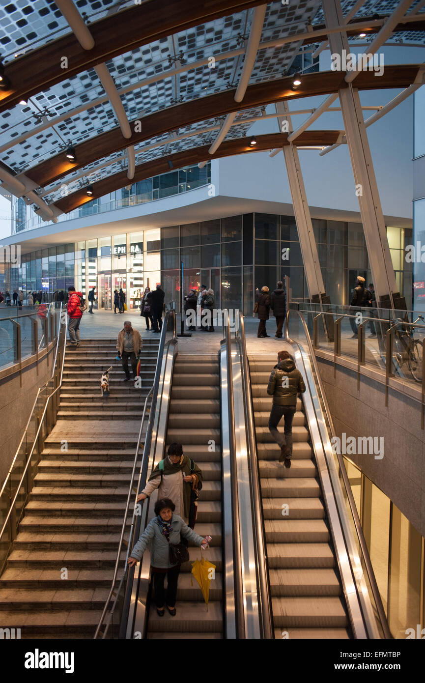 Piazza Gae Aulenti, progettato da Cersar Pelli per il Progetto Porta Nuova, Milano, Italia Foto Stock