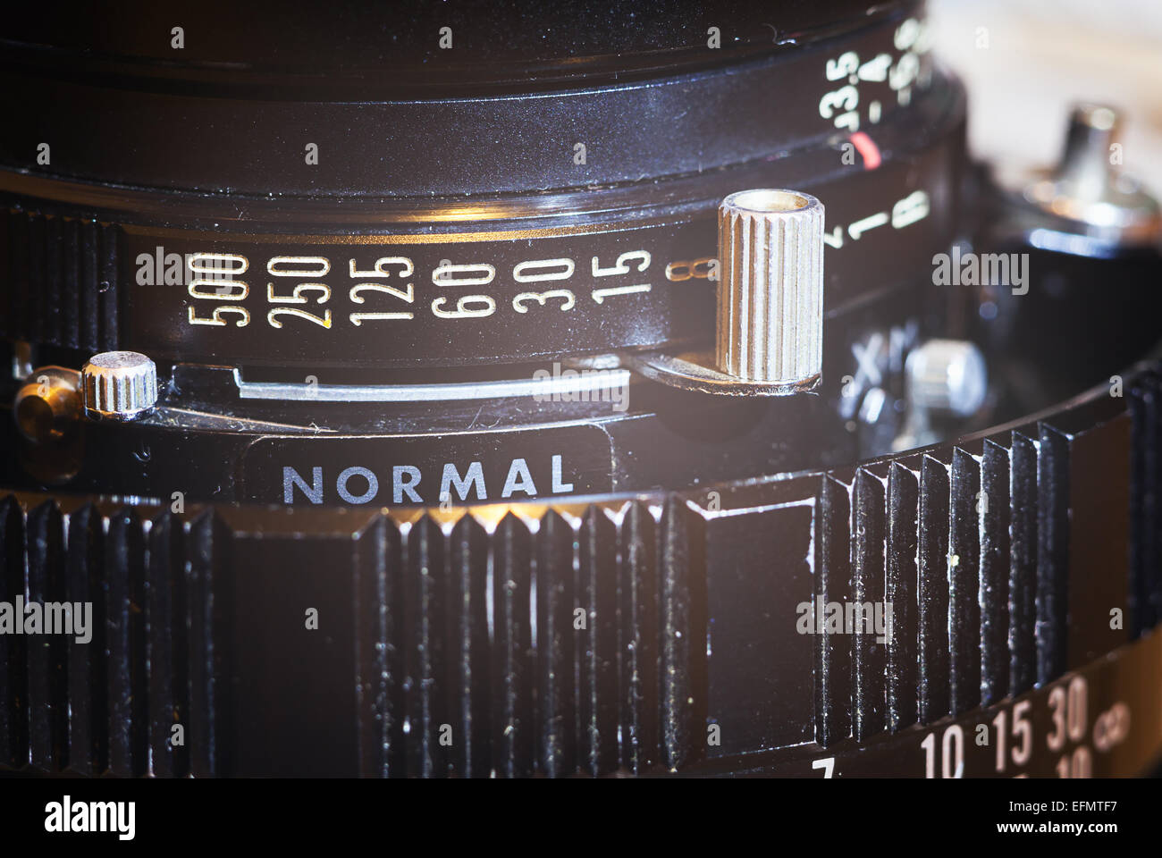 Dettagli di un vecchio obiettivo per telecamere di grande formato. Velocità otturatore regolazioni. Foto Stock