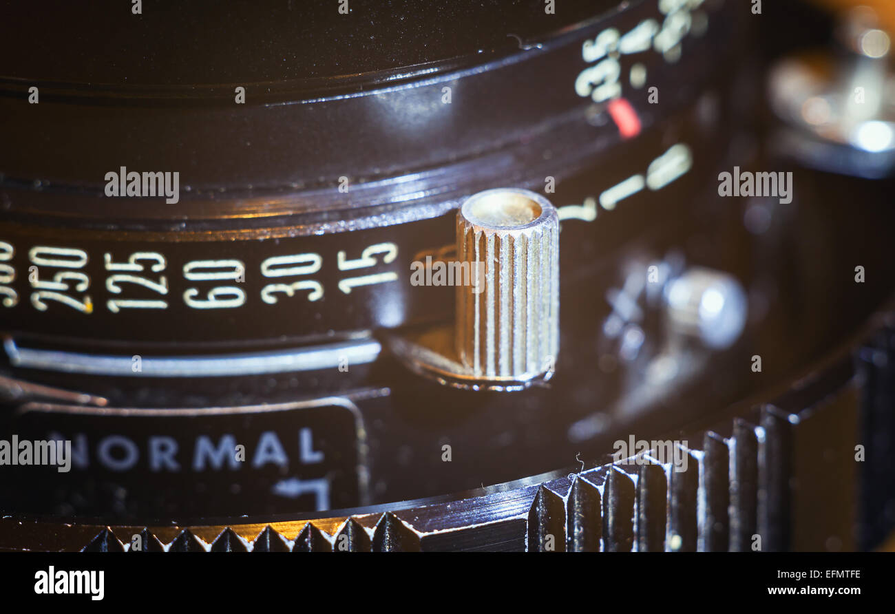 Dettagli di un vecchio obiettivo per telecamere di grande formato. Velocità otturatore regolazioni. Foto Stock