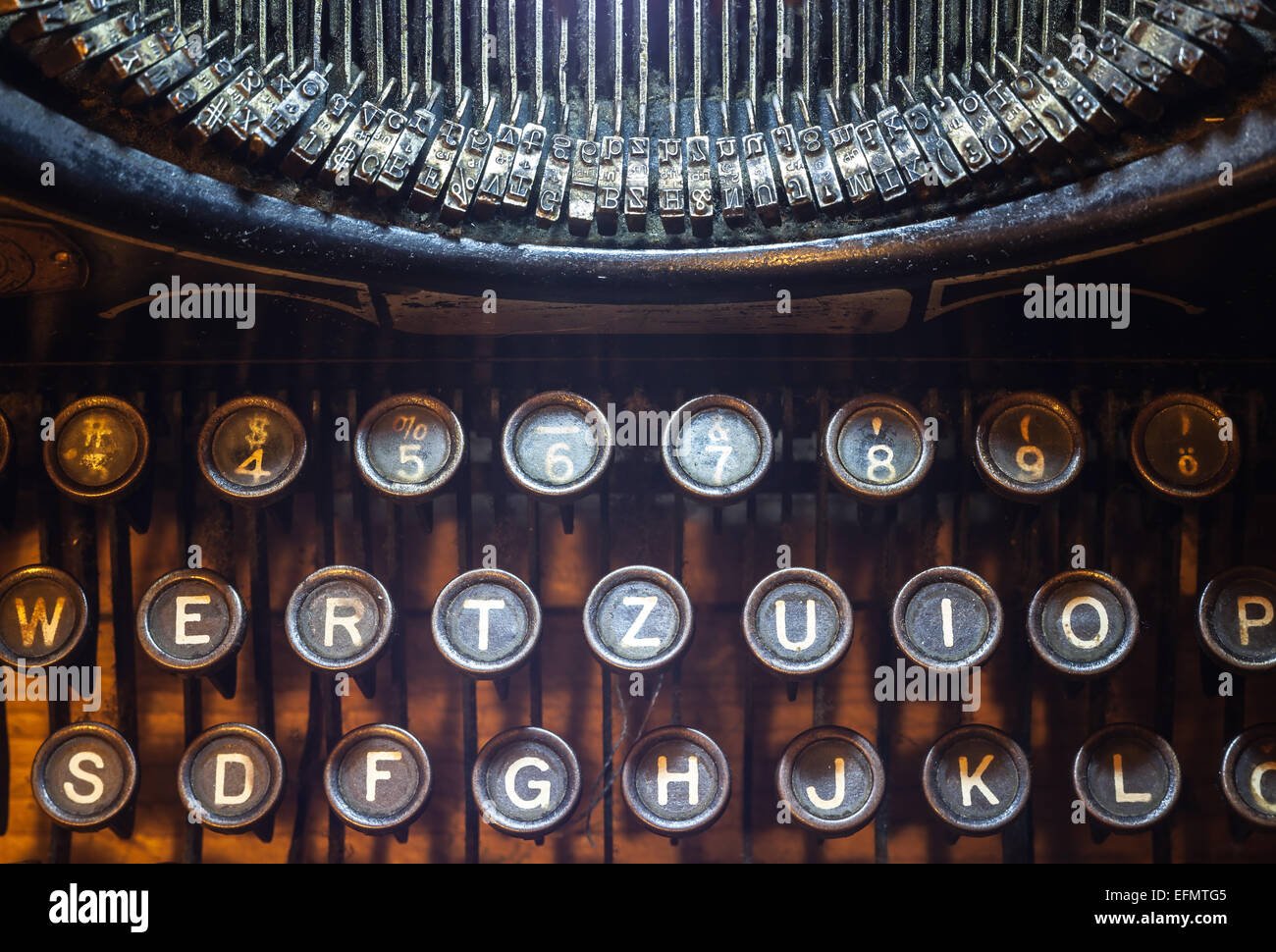 I dettagli di una vecchia macchina di scrittura, in stile retrò con metallo polveroso e pulsanti. Foto Stock