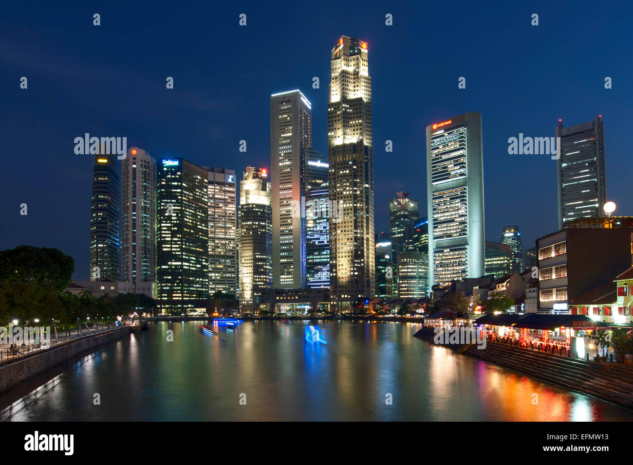 Boat Quay e la skyline di Singapore e il fiume al tramonto. Foto Stock