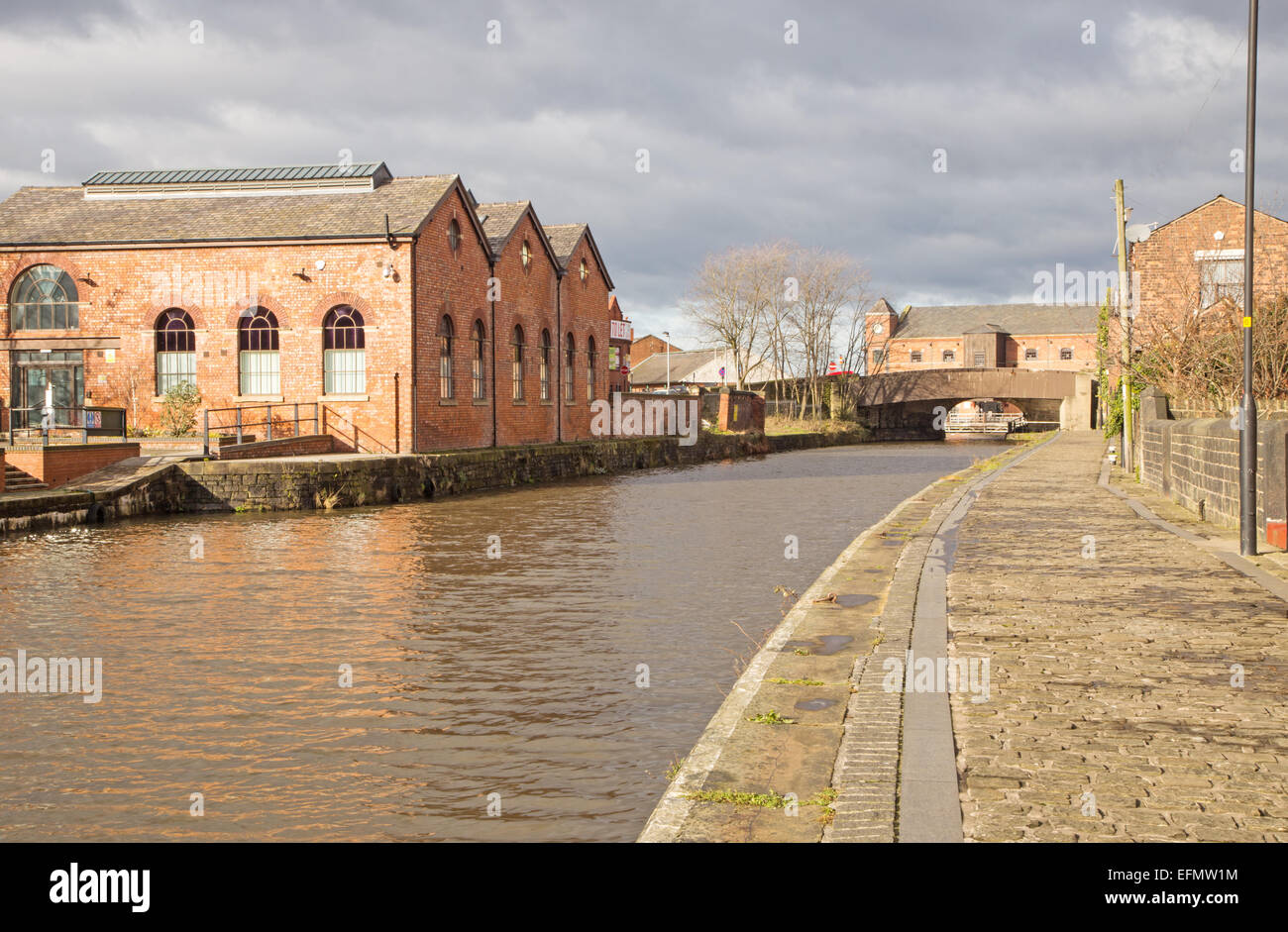 Una vista di edifici a fianco del Leeds Liverpool canal a Wigan Pier Foto Stock