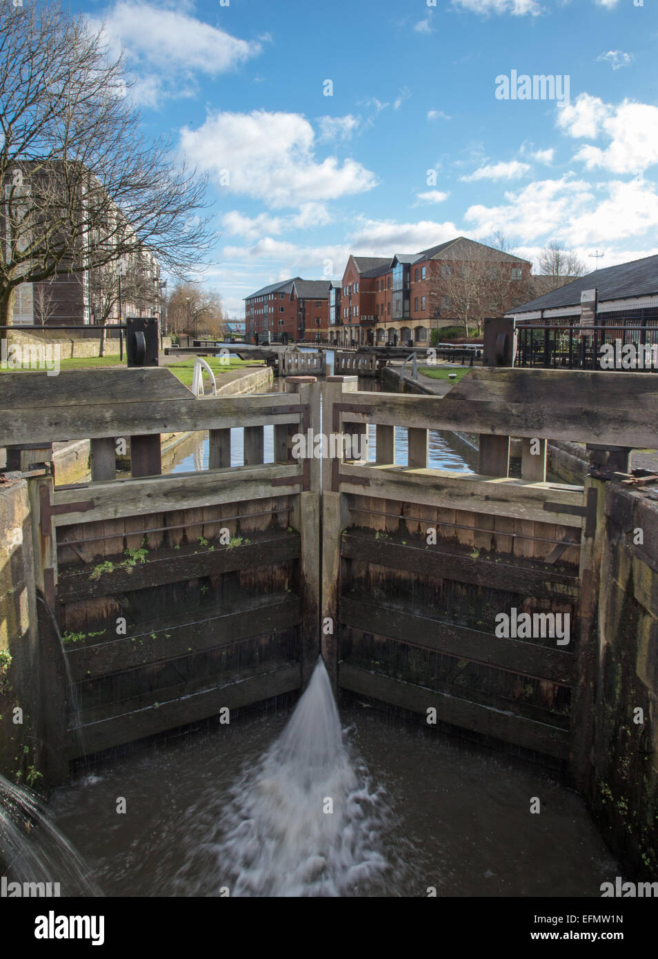 Un blocco sul Leeds Liverpool canal nella città di Wigan; vicino a Wigan Pier. Foto Stock