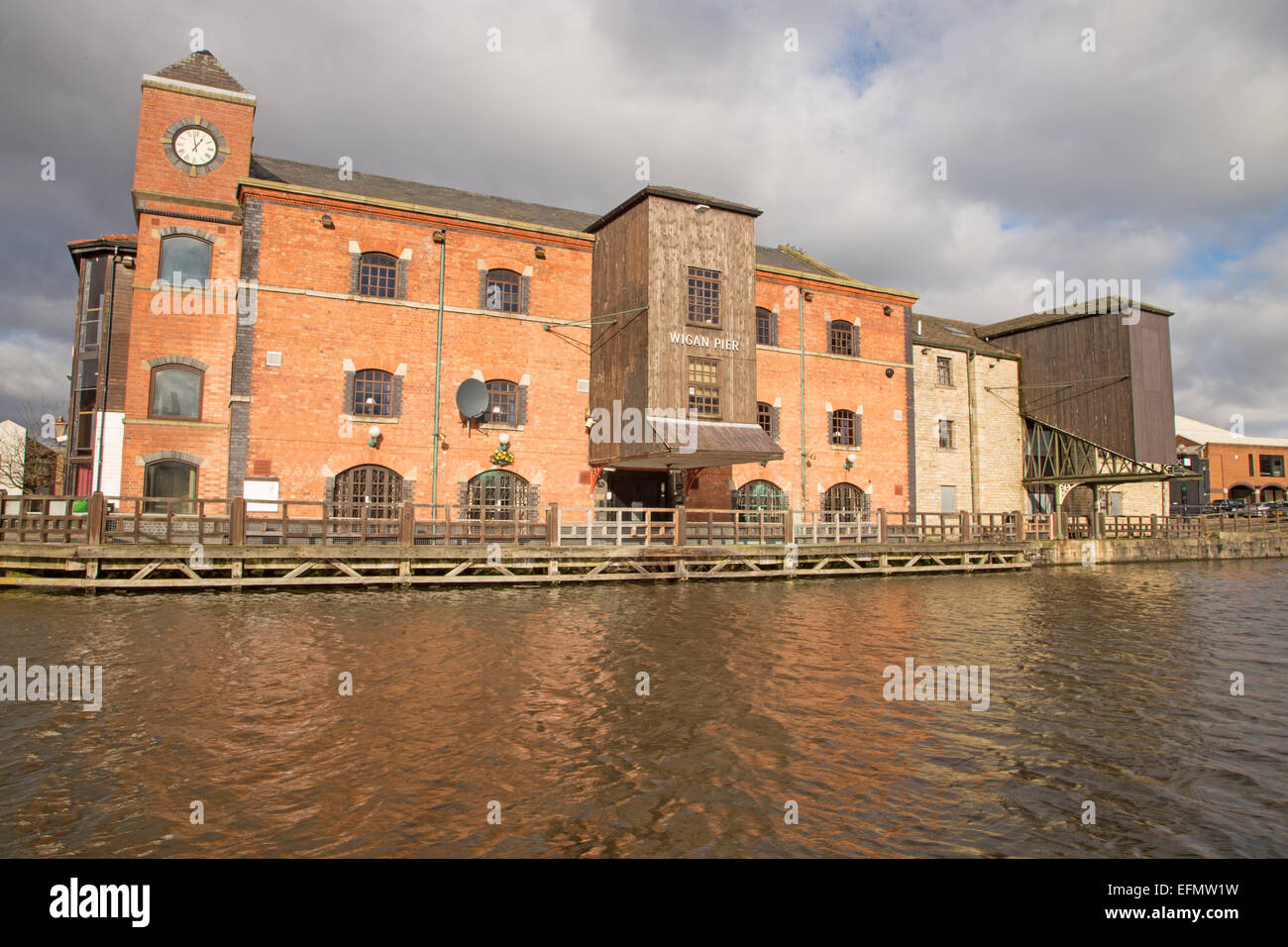 Una vista di edifici a fianco del Leeds Liverpool canal a Wigan Pier Foto Stock