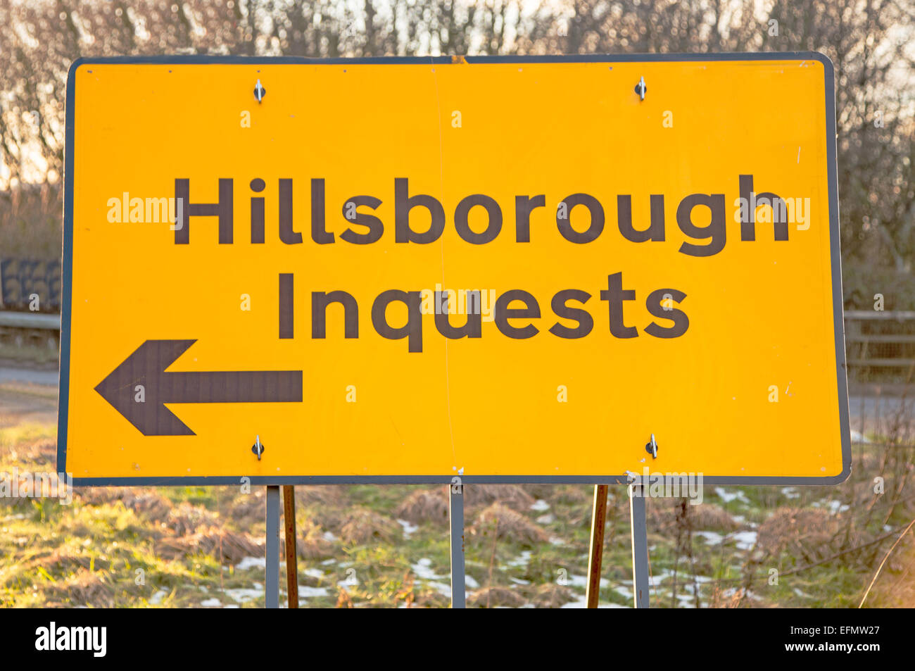 Un cartello stradale che indica la strada verso il disastro di Hillsborough inchieste vicino a Wigan Foto Stock