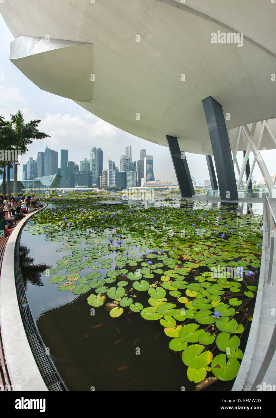 La skyline di Singapore incorniciato dalla struttura dell'arte del Museo della Scienza di Singapore. Foto Stock