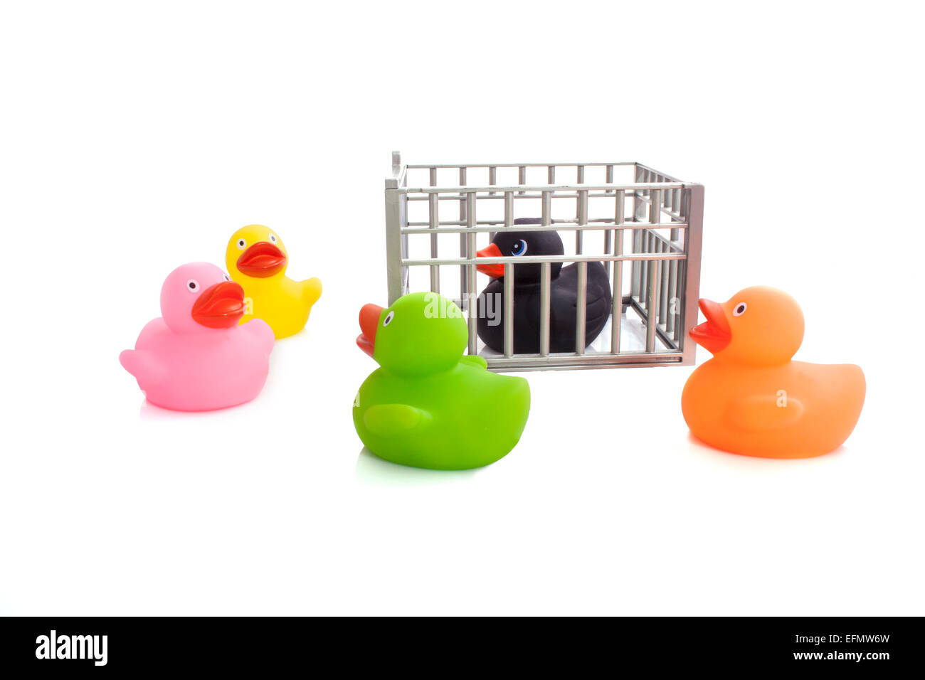 Le papere di gomma con nero ladro isolato su bianco Foto Stock