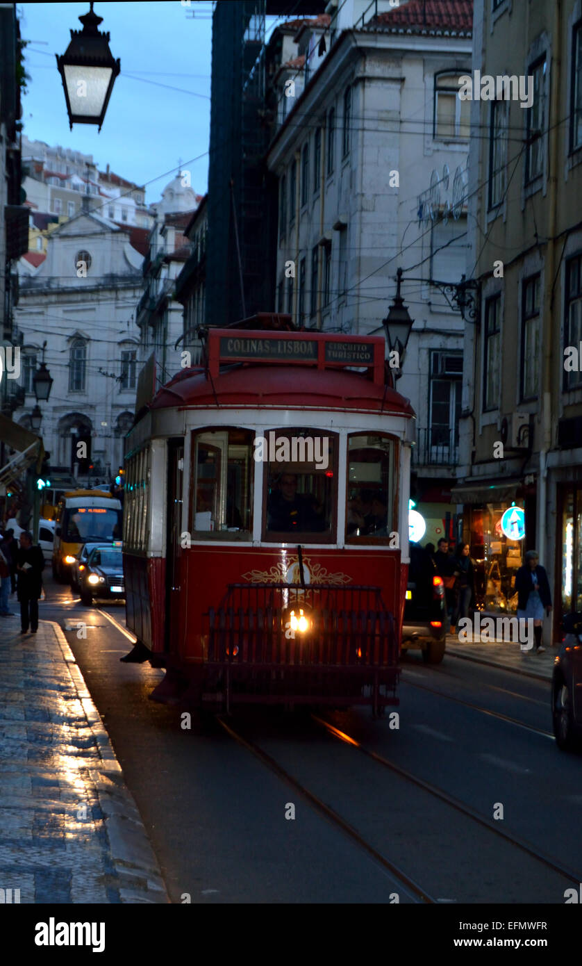 Red Tram a Lisbona Foto Stock