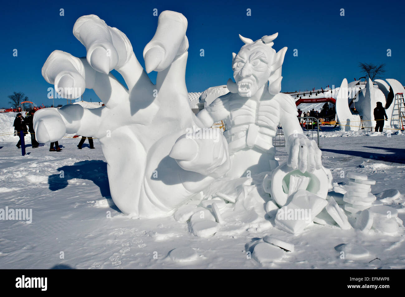 Quebec City, Quebec e del Canada. 7 febbraio, 2015. Una statua di ghiaccio è visto davanti alla internazionale di scultura di ghiaccio concorrenza, parte del Quebec Winter Carnival, in Quebec City, Quebec e del Canada, Febbraio 7, 2015. Credito: Andrew Soong/Xinhua/Alamy Live News Foto Stock