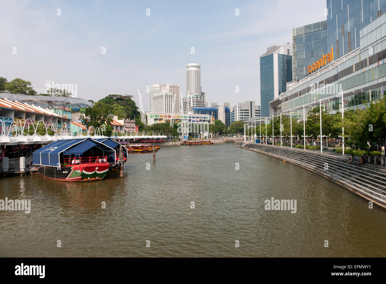 Barche sul fiume Singapore a Clarke Quay a Singapore. Foto Stock