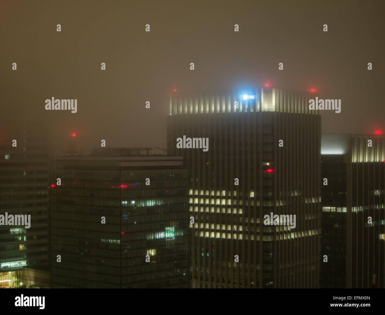 Tokyo Centro del grattacielo cime si illuminano nella notte di nebbia Foto Stock